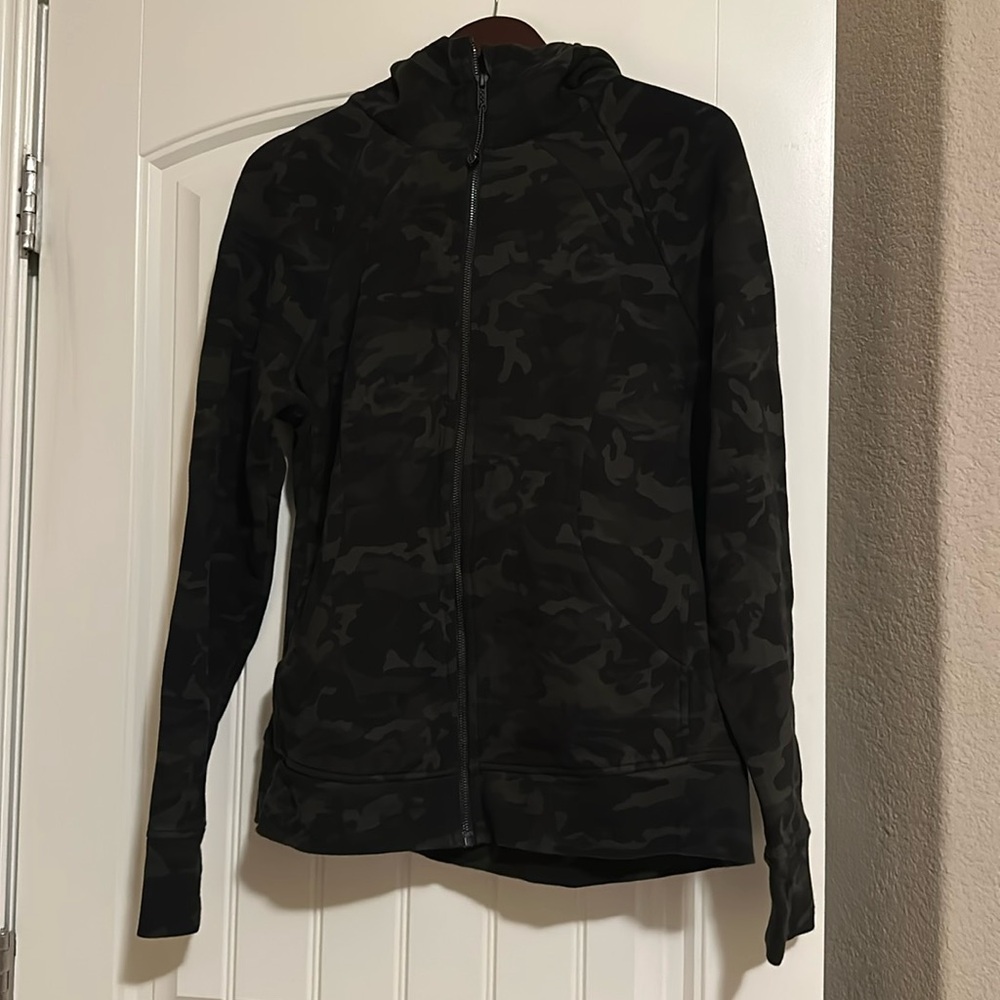 Women’s Lululemon camo scuba sweatshirt - size 10
